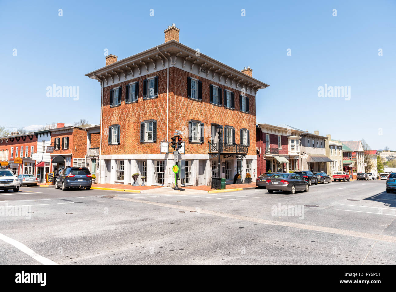 Lexington, USA - 18. April 2018: historische Innenstadt Stadt Stadt in Virginia Landschaft Shenandoah Bergdorf, Straße Straße Kreuzung Stockfoto