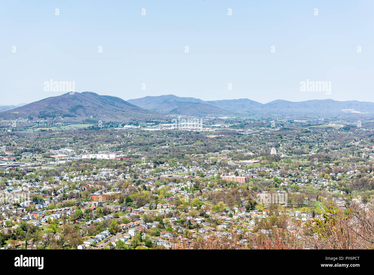 Roanoke, USA - 18. April 2018: Antenne Stadtbild Skyline Panorama Panorama Blick auf die Stadt in Virginia im Frühjahr mit Bergen, während der sonnigen Tag Stockfoto