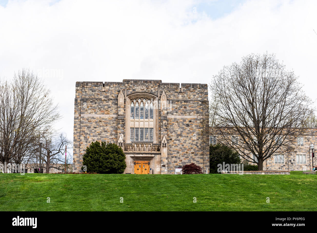 Blacksburg, USA - 19. April 2018: historische Virginia Tech Polytechnic Institute und State University College Campus mit Norris Hall Fassade Die Fassade Stockfoto