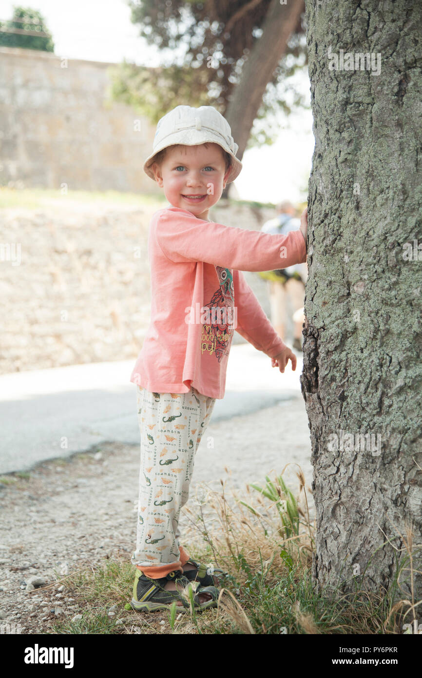 Schöne kleine süße Baby 2-4 Jahre alten Mädchen in rosa t-shirt und weiße bei heißem Wetter der Sommer in Kroatien Urlaub. Stockfoto