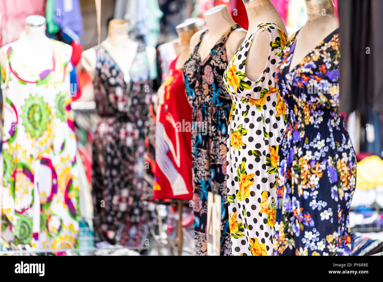 Nahaufnahme der viele bunte lebendige italienische Sommer Kleider mit  Mustern, Farben, hängen auf dem Display Mannequins in Shopping Street  Market in Rom, Italien Stockfotografie - Alamy