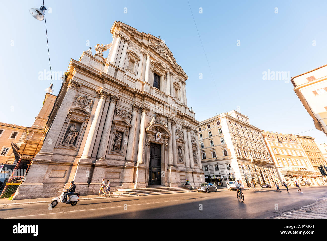 Rome, Italien - 5 September, 2018: Italienische Straße in der historischen Stadt in Morgen, bunte Weitwinkel Gebäude Kirche in Piazza di Sant'Andrea Dell Stockfoto