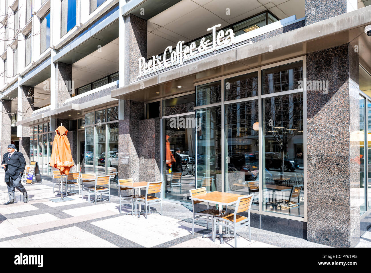 Washington DC, USA - 9. März 2018: "Peet's"-Kaffee und Tee Haus, Café, Restaurant, Chain Store Eingang, Zeichen, außerhalb Sitzbereich mit Stühlen, Tisch Stockfoto