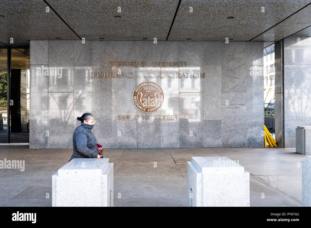 Washington DC, USA - 9. März 2018: FDIC United States Federal Deposit Insurance Corporation Zeichen an der Wand des Verwaltungsgebäudes mit Logo auf 17 s Stockfoto