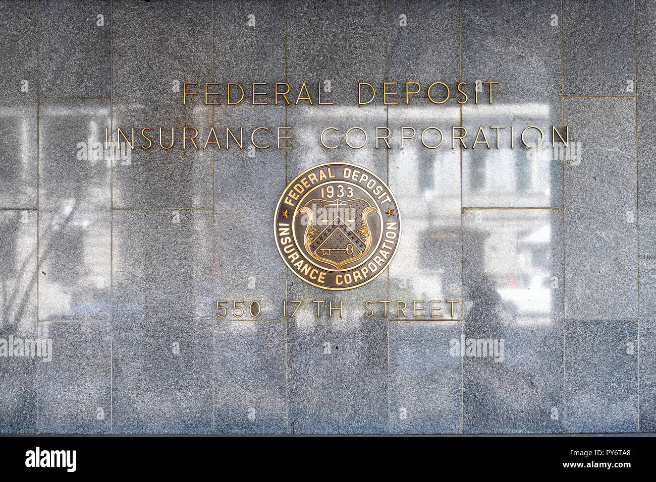 Washington DC, USA - 9. März 2018: Nahaufnahme der FDIC United States Federal Deposit Insurance Corporation Zeichen an der Wand des Verwaltungsgebäudes mit Log Stockfoto