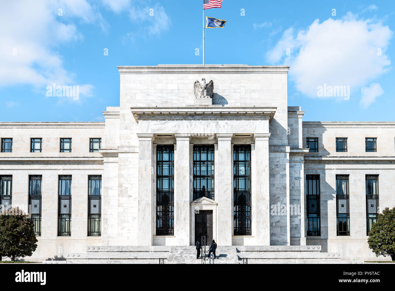 Washington DC, USA - 9. März 2018: die Federal Reserve Bank Eingang, Fassade, Architektur, Gebäude, Wand Sicherheit Schutz stehend durch Türen, Pfad, Nordamerika Stockfoto