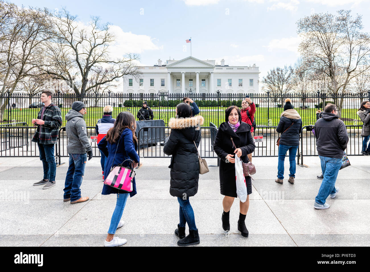 Washington DC, USA - 9. März 2018: die Masse der Leute, Touristen im White House Präsident Gebäude in der Hauptstadt der Vereinigten Staaten im Kalten Winter Stockfoto