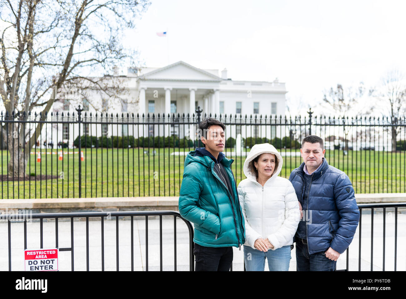Washington DC, USA - März 9, 2018: Familie Menschen Bilder aufnehmen im White House Präsident Gebäude in der Hauptstadt der Vereinigten Staaten im Kalten Winter Stockfoto