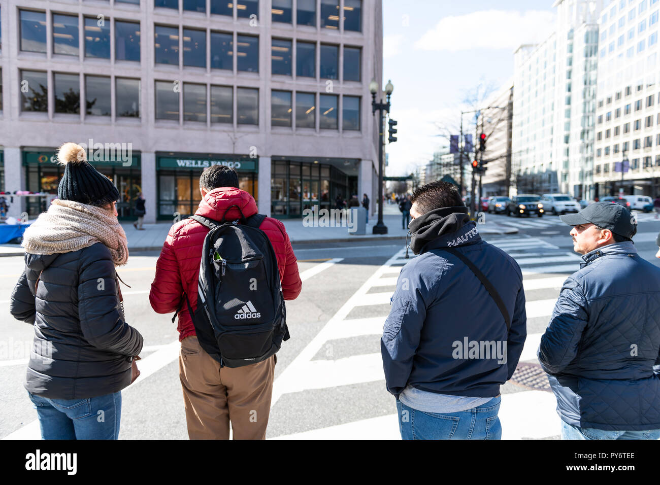 Washington DC, USA - 9. März 2018: Pennsylvania Avenue und 17th Street Straße Menschen, Fußgänger warten auf Kreuz, Kreuzung, Fußgängerzone Zebrastreifen in c Stockfoto