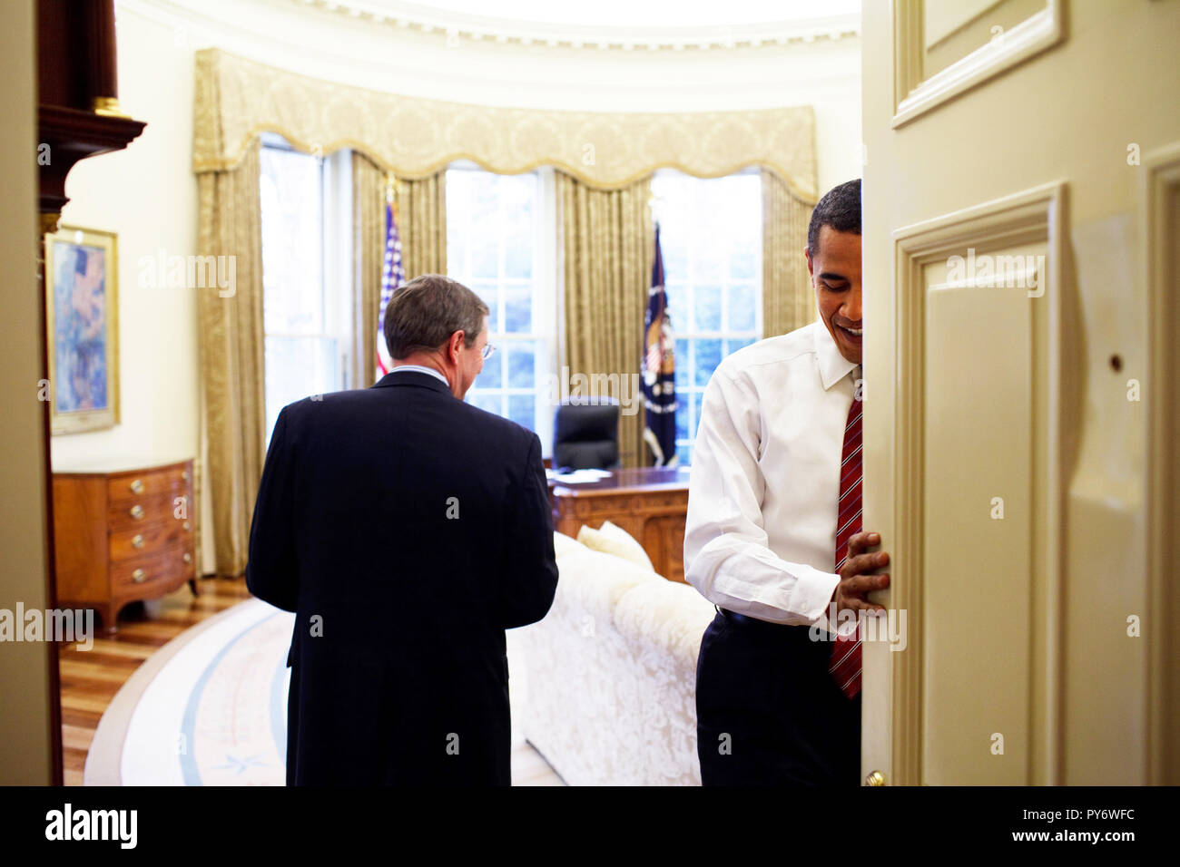 Präsident Obama begrüßt Senator Kent Conrad (D -ND) zum Oval Office 30.01.09. Offiziellen White House Photo by Pete Souza Stockfoto