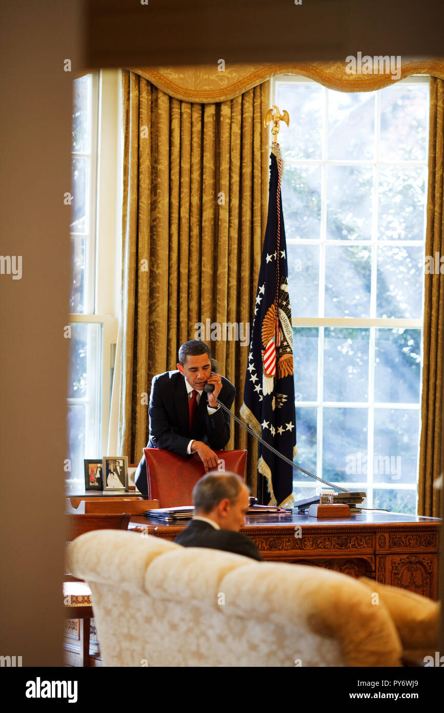 Präsident Barack Obama ruft Senatoren aus dem Oval Office. Phil Schiliro Assistant des Präsidenten für Legislative Angelegenheiten sitzt 06.02.09.  Offiziellen White House Photo by Pete Souza Stockfoto