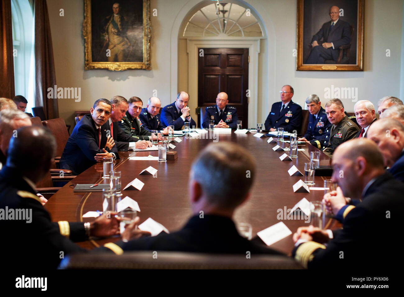 Präsident Obama trifft sich mit Kampfkommandanten im Schrank Raum, 24.03.09.  Offiziellen White House Photo by Pete Souza Stockfoto