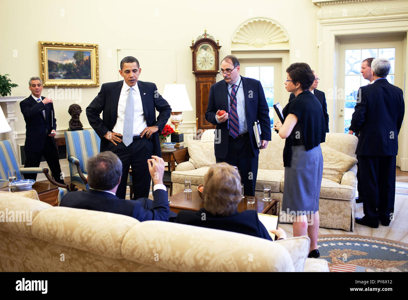 Präsident Barack Obama bei einer Pressekonferenz mit Beratern im Oval Office vor Abgabe einer Erklärung auf der amerikanischen Autoindustrie 30.03.09.  Offiziellen White House Photo by Pete Souza Stockfoto