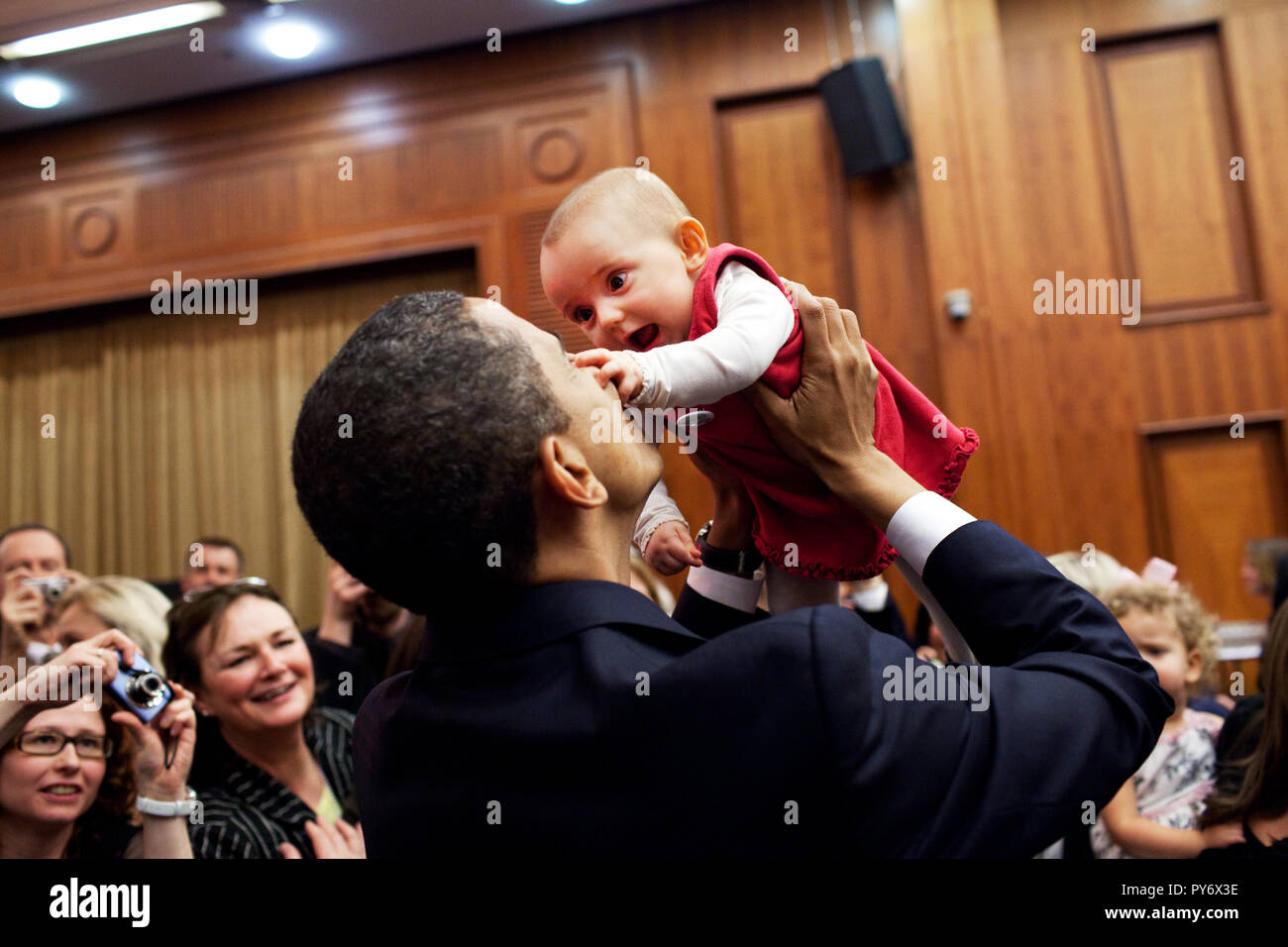 Präsident Obama hebt ein Baby 4. April 2009, während der US-Botschaft in einem Prager Hotel begrüßen.  Offiziellen White House Photo by Pete Souza Stockfoto