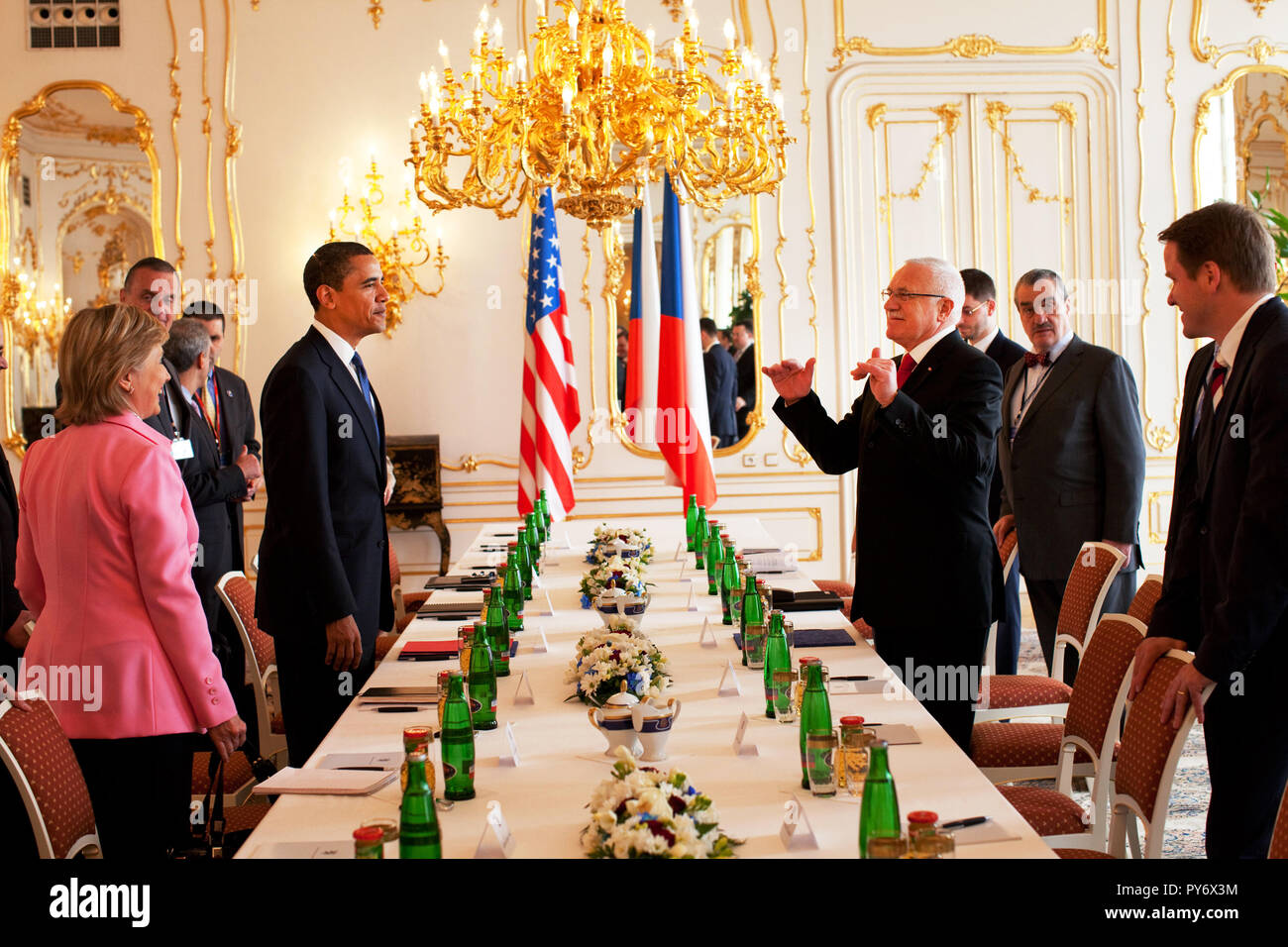 Präsident Barack Obama sieht man bei einem gemeinsamen bilateralen Treffen mit Präsident Vaclav Klaus und Ministerpräsident Mirek Topolanek auf der Prager Burg, Prag, Tschechische Republik. Offiziellen White House Photo by Pete Souza Stockfoto