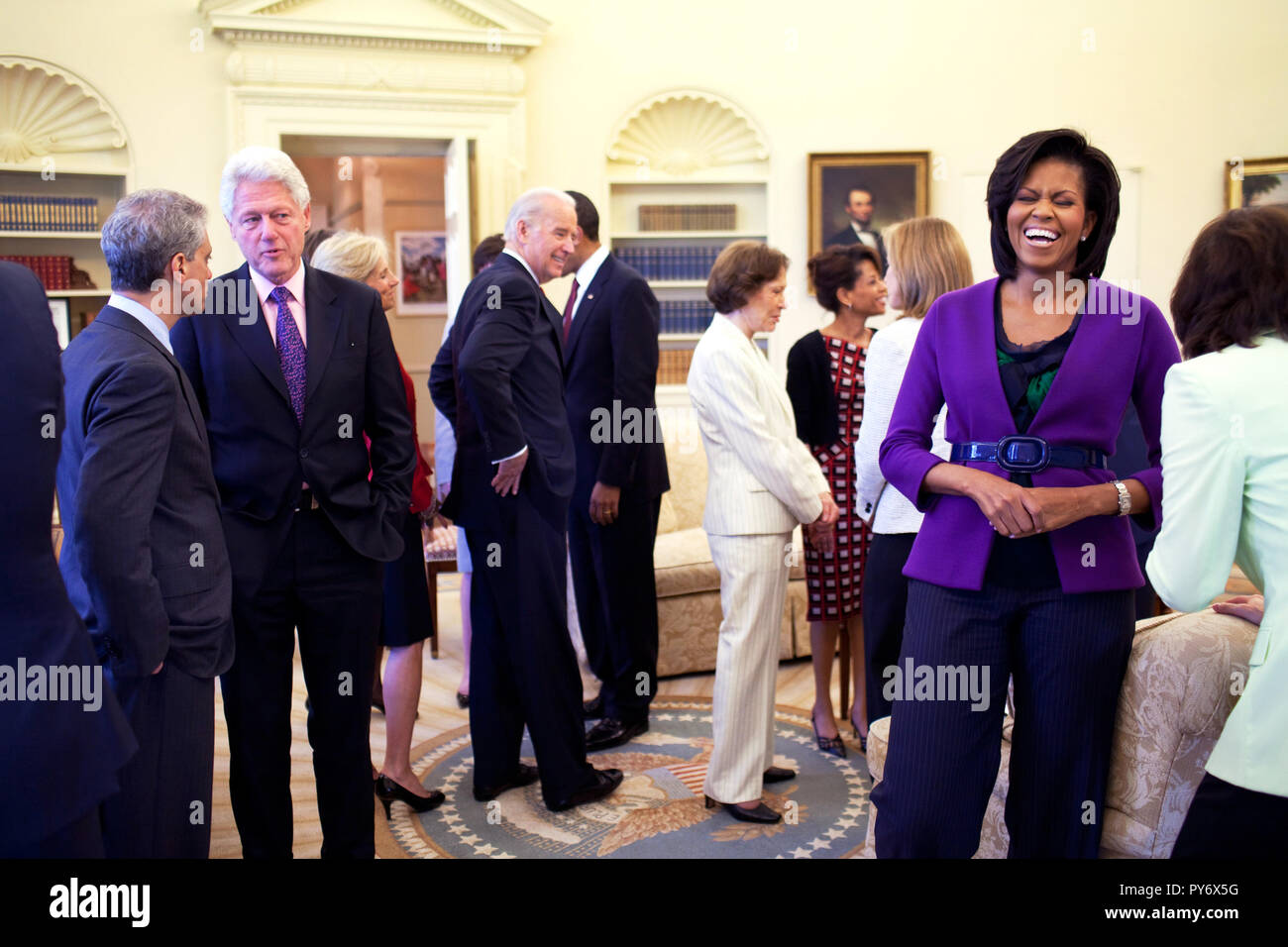 Präsident Barack Obama, Hintergrund und First Lady Michelle Obama begrüßen Gäste im Oval Office 21. April 2009, einschließlich ehemaligen Präsidenten Bill Clinton, US-Senator Edward M. Kennedy, ehemalige First Lady Rosalynn Carter center, zusammen mit Vize-Präsident Joe Biden. Offiziellen White House Photo by Pete Souza Stockfoto