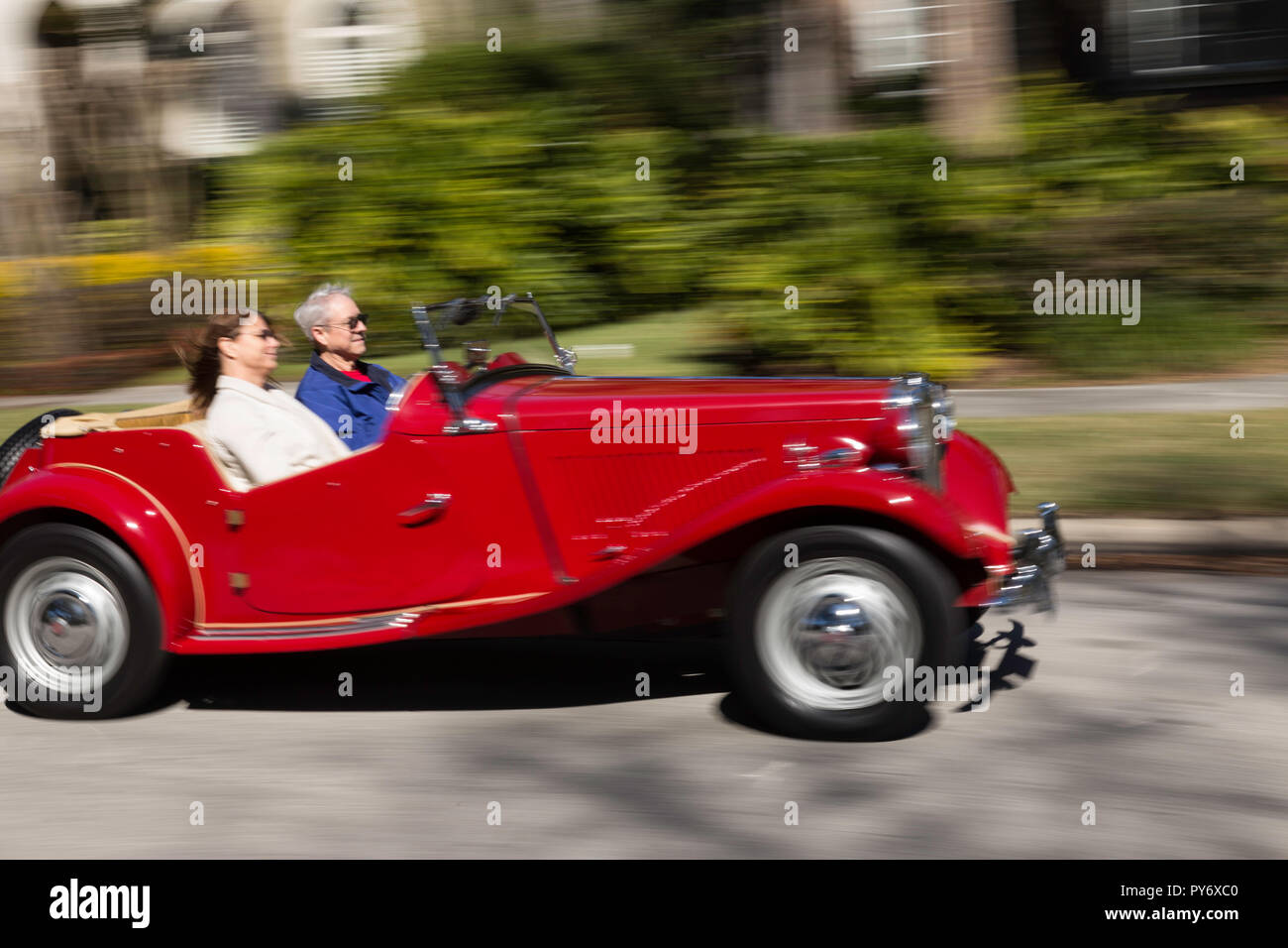 Rentnerehepaar Reiten in Ihre klassische MG Roadster, USA Stockfoto