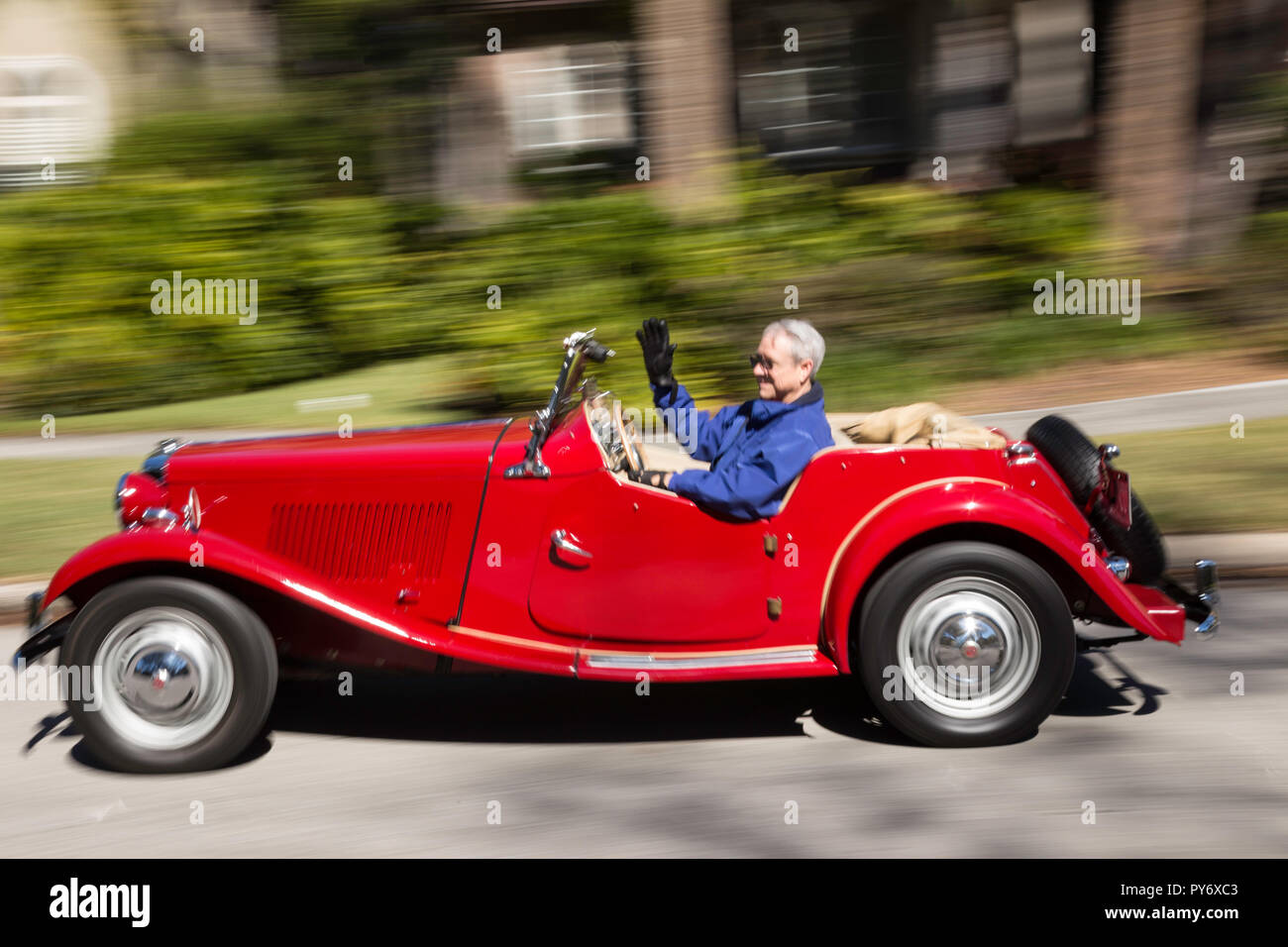 Pensionierter Mann reiten in seiner klassischen MG Roadster, USA Stockfoto