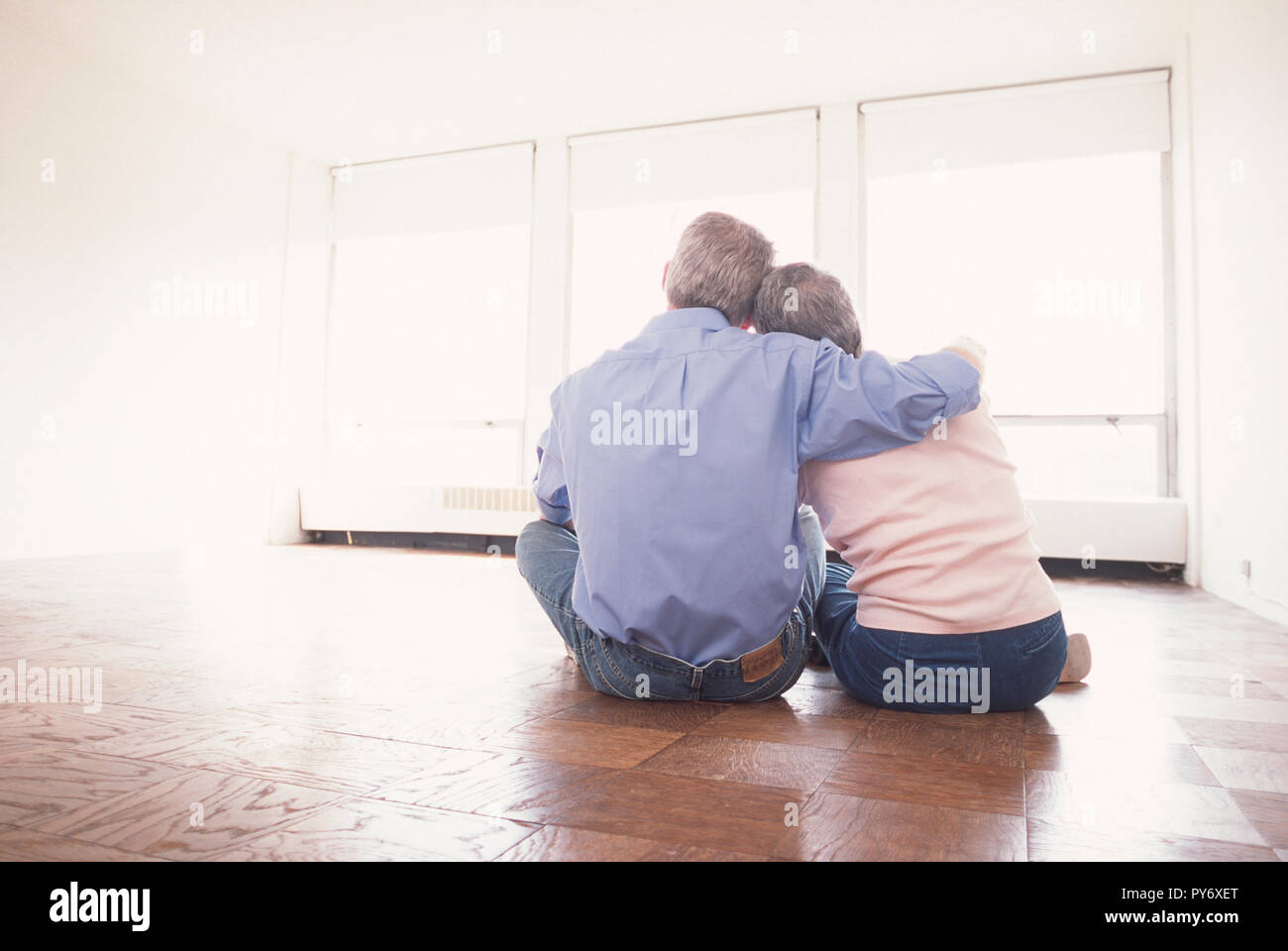 Senior Paar umarmen in eine leere Wohnung, USA Stockfoto