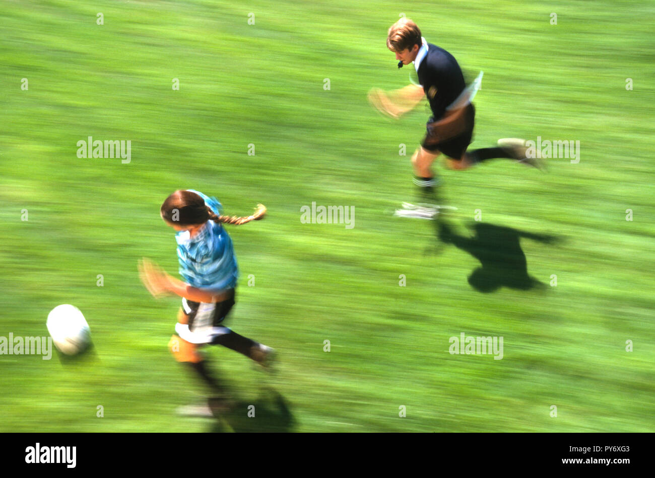 Jahrgang 1997 Jugendfußballspiel mit Mädchenspielerin und Schiedsrichter, Vereinigte Staaten Stockfoto