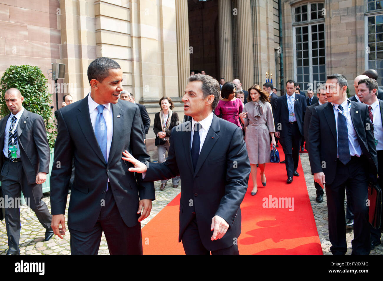 Präsident Barack Obama geht mit dem französischen Präsidenten Nicolas Sarkozy vom Palais Rohan (Palais Rohan) 3. April 2009, nach ihrem Treffen in Strausbourg, Frankreich. Offiziellen White House Photo by Pete Souza Stockfoto