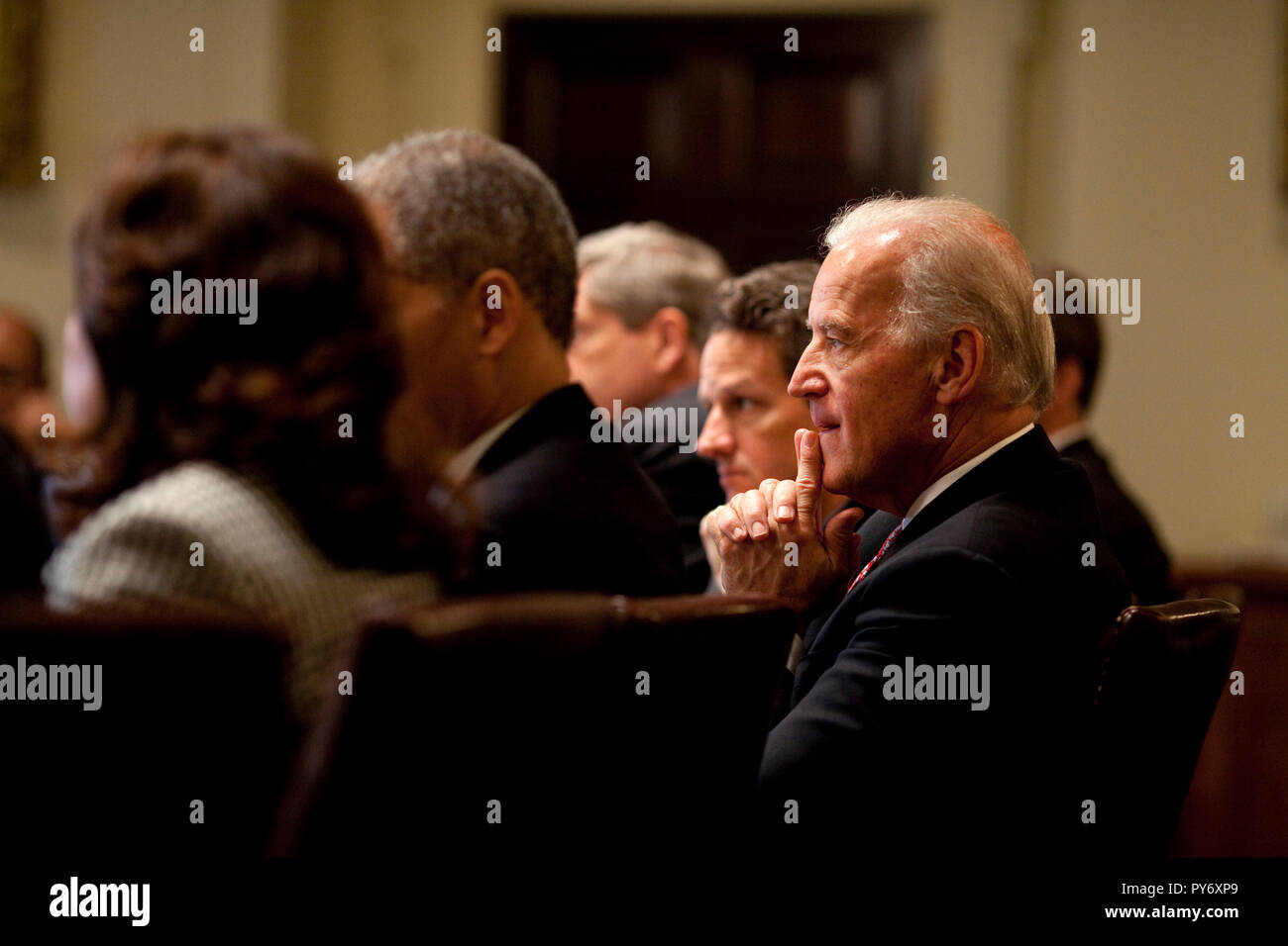 Präsident Barack Obama hält eine Homeland Security Council-Tagung in der Cabinet Room, die H1N1-Grippe, 1. Mai 2009, darunter Vizepräsident Biden und Treasury Sicherheit Timothy Geithner zu diskutieren. Offiziellen White House Photo by Pete Souza Stockfoto