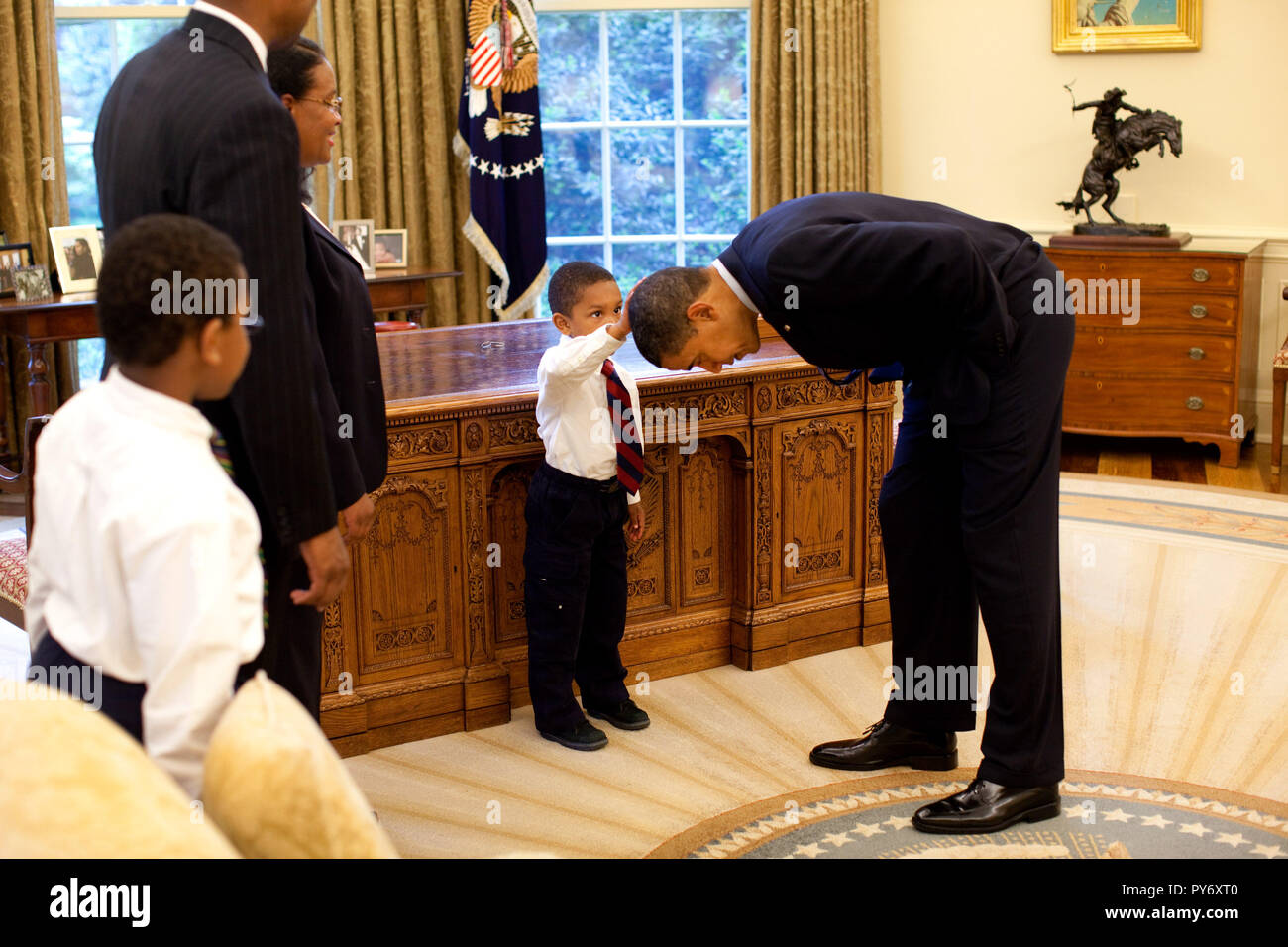 Präsident Barack Obama beugt sich über, so dass der Sohn des weißen Hauses Bediensteten den Kopf bei einem Besuch in das Oval Office 8. Mai 2009 klopfen kann.  Offiziellen White House Photo by Pete Souza.  Dieses offizielle weiße Haus Foto ist für die Veröffentlichung von Nachrichten-Organisationen und/oder für den persönlichen Gebrauch Druck durch das Subjekt (s) des Fotos zur Verfügung. Das Foto darf nicht in irgendeiner Weise manipuliert oder in Materialien, Werbung, Produkte oder Aktionen, die in irgendeiner Weise, Zustimmung oder Billigung des Präsidenten, die erste Familie oder das Weiße Haus vorschlagen verwendet. Stockfoto