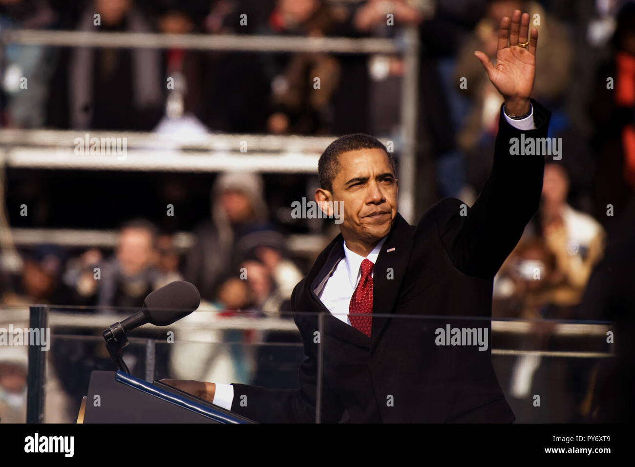 Der 44. Präsident der Vereinigten Staaten Barack Obama Wellen auf das Publikum am Ende seiner Antrittsrede, Washington, D.C., 20. Januar 2009 Stockfoto