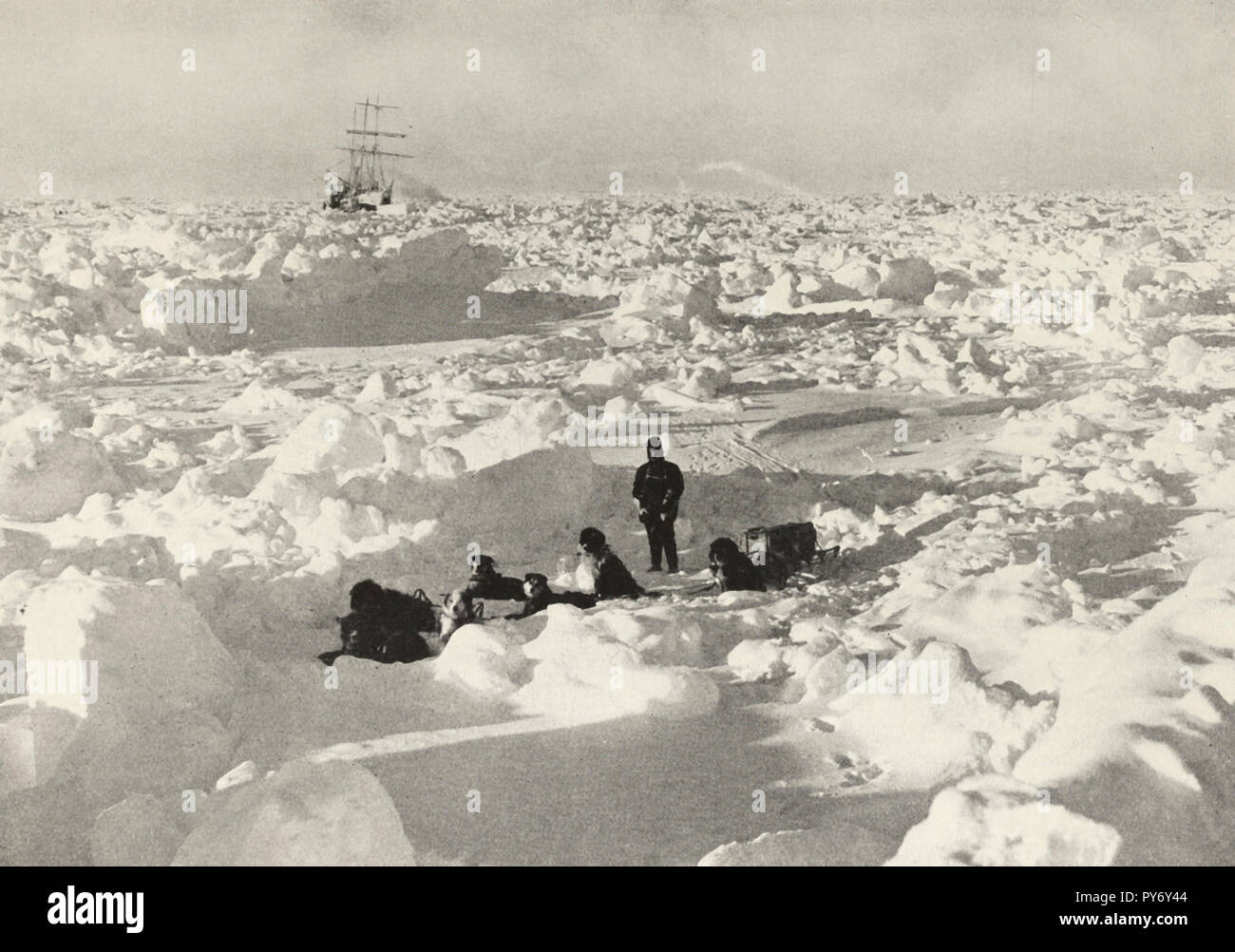 Die Besatzung der HMS Endurance auf dem Eis während der Shackleton Expedition Stockfoto