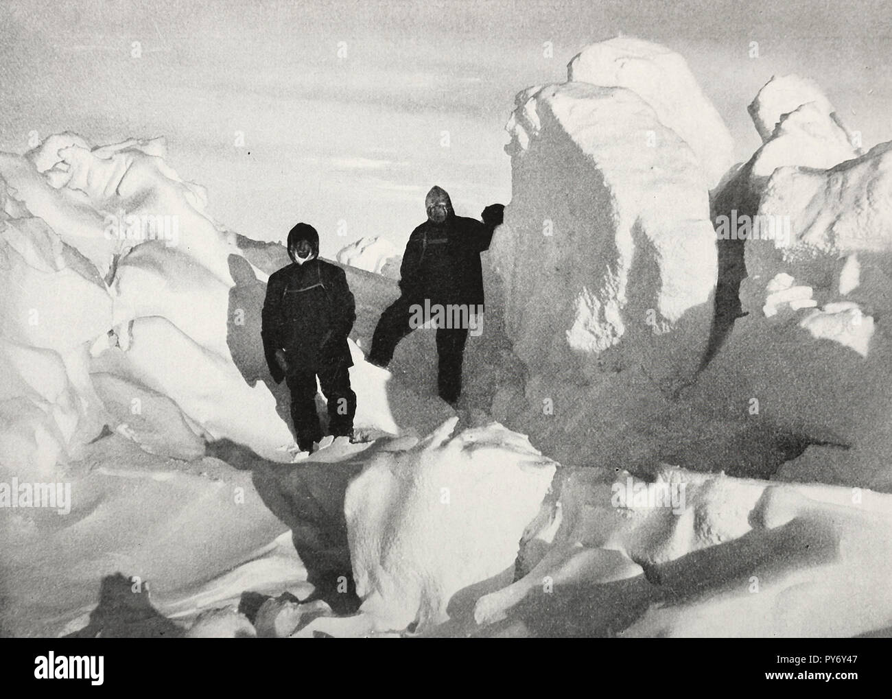 Sir Ernest Shackleton und Frank Wild Scouting für einen Pfad zu dem Land durch die Hängematten Stockfoto