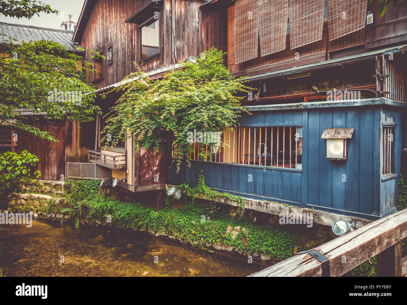 Traditionelle japanische Häuser auf Shirakawa Fluss im Stadtteil Gion, Kyoto, Japan Stockfoto