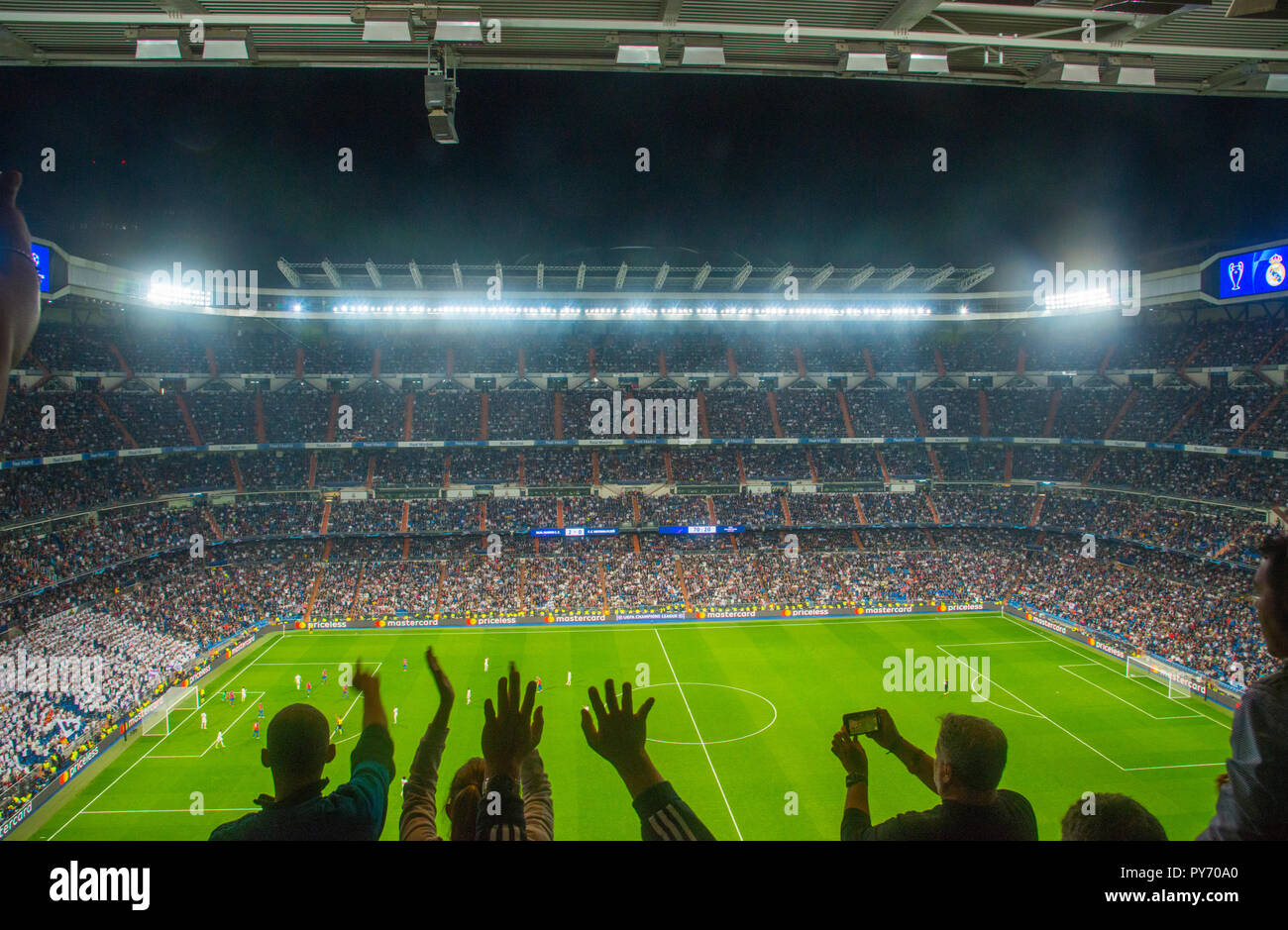Champions League Fußball Match, Menschen feiern ein Ziel. Santiago Bernabeu, Madrid, Spanien. Stockfoto