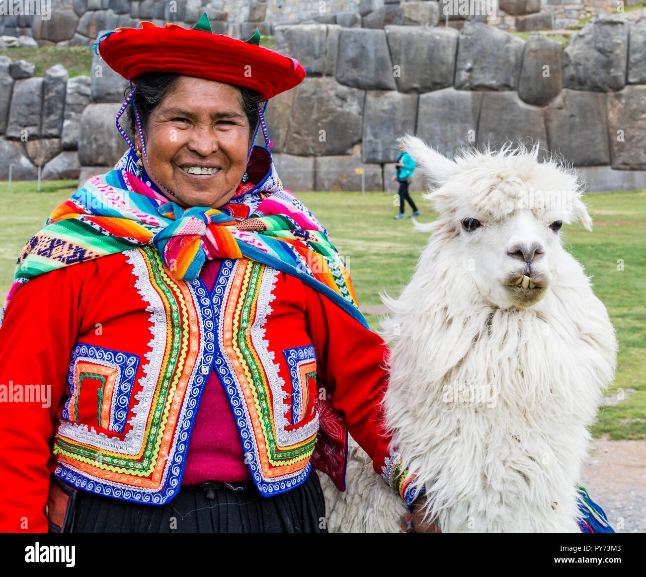 Peru Frau und Lama, einen Hut tragen und lächelnd closeup von Sacsayhuaman, Cusco, Cuzco, Peru, Südamerika. Stockfoto