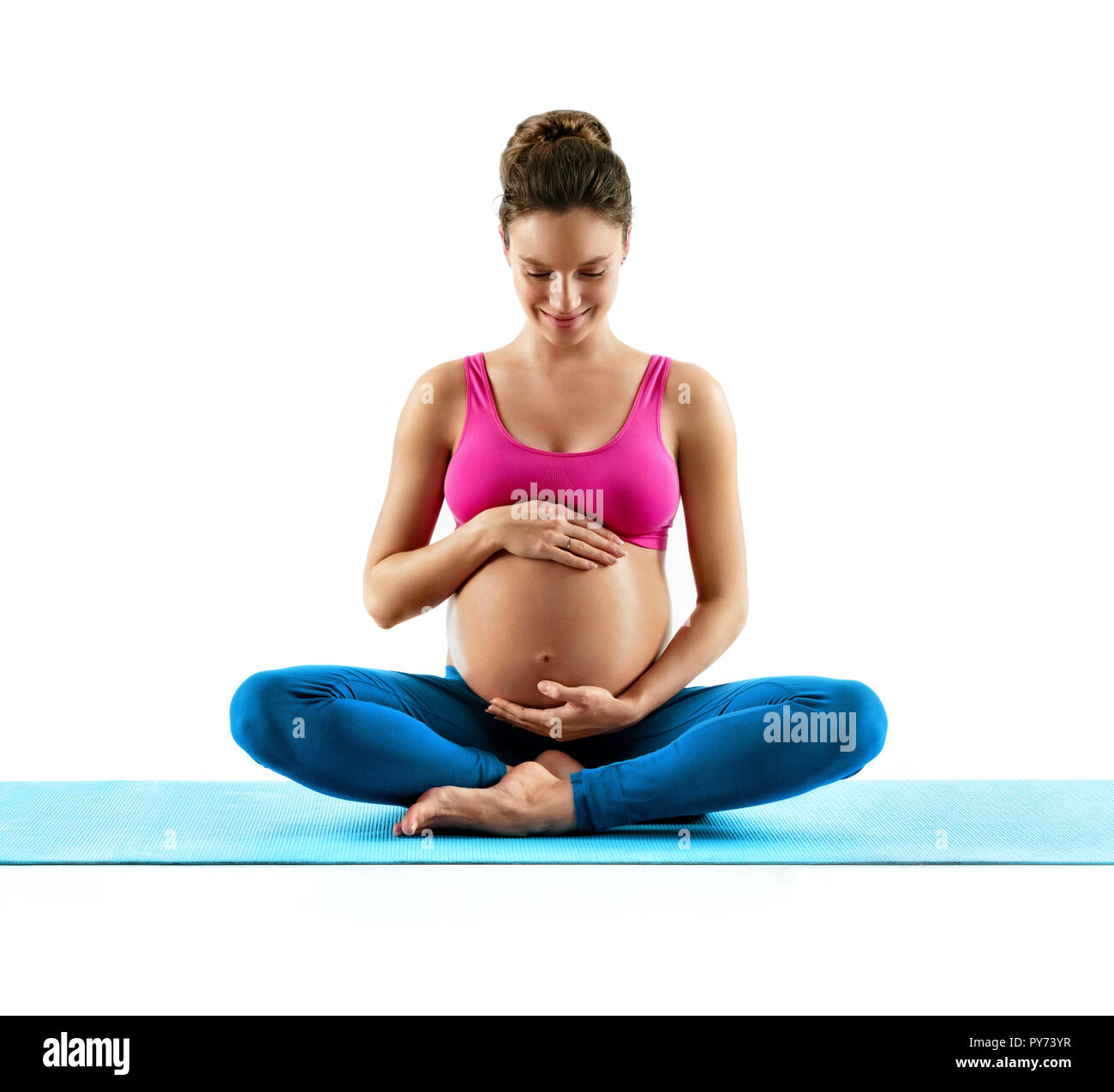 Schwangerschaft Frau berühren ihren Bauch auf weißem Hintergrund. Konzept des gesunden Lebens Stockfoto