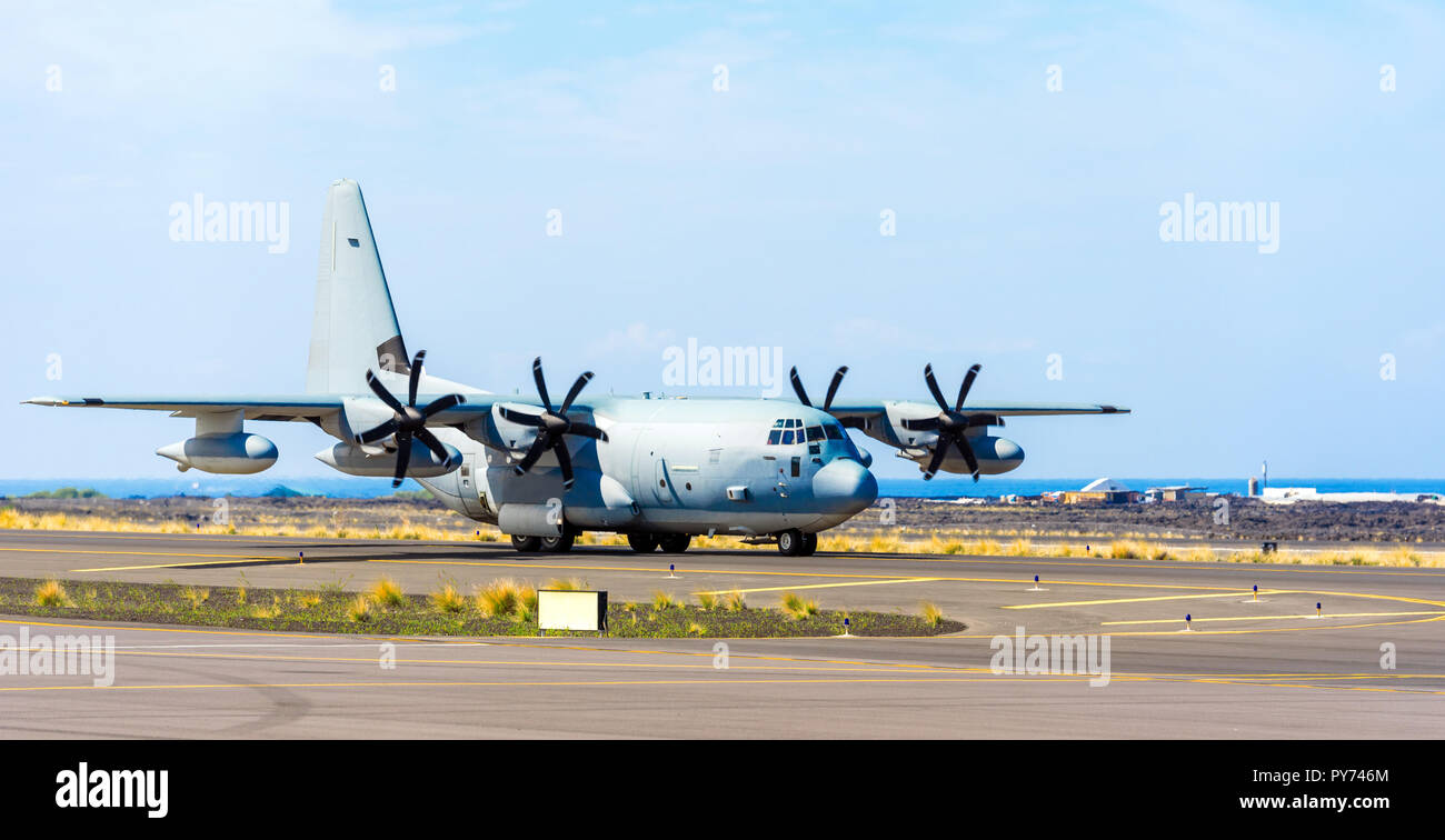 Flugzeug am Flughafen im Hintergrund Seascape, Hawaii, USA. Kopieren Sie Platz für Text Stockfoto