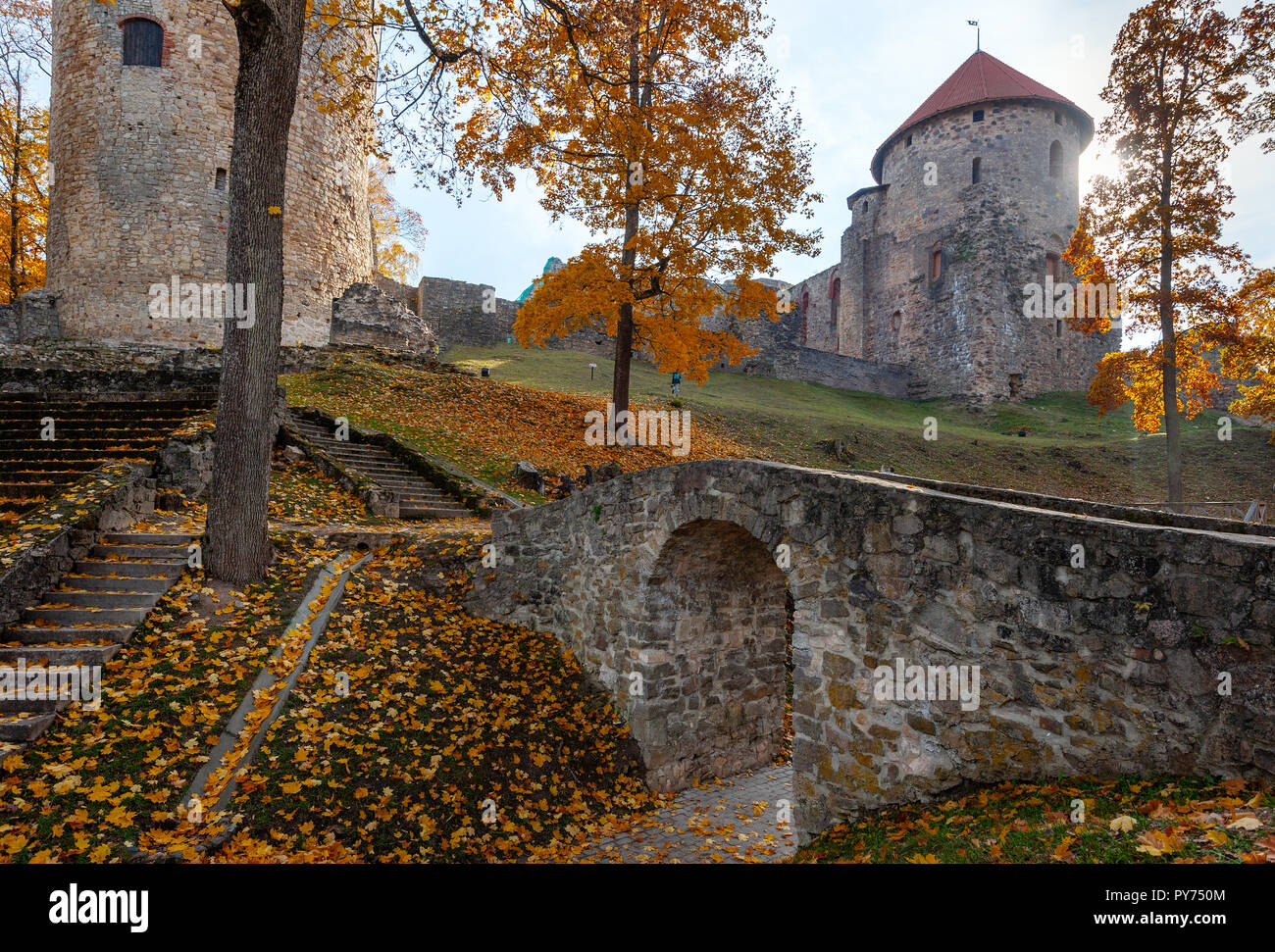 Herbst Park mit alten Arch, mit Turm Ruinen in der Stadt Cesis, Lettland Stockfoto