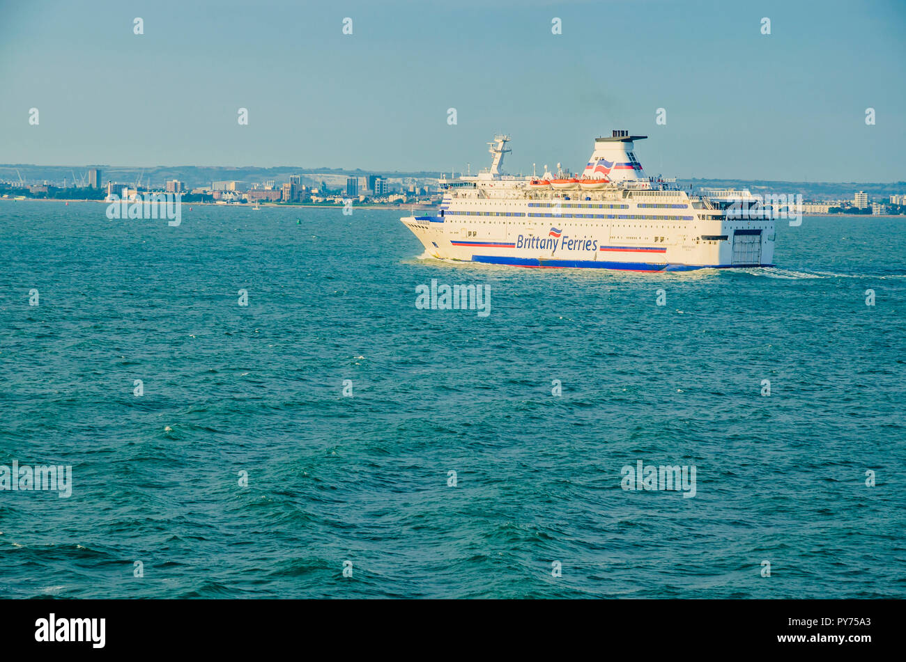 Die Bretagne Fähre aus der Bretagne Fähren Reederei, Segeln nach Portsmouth Harbour. Portsmouth, Hampshire, England, Vereinigtes Königreich, UK, Europ. Stockfoto