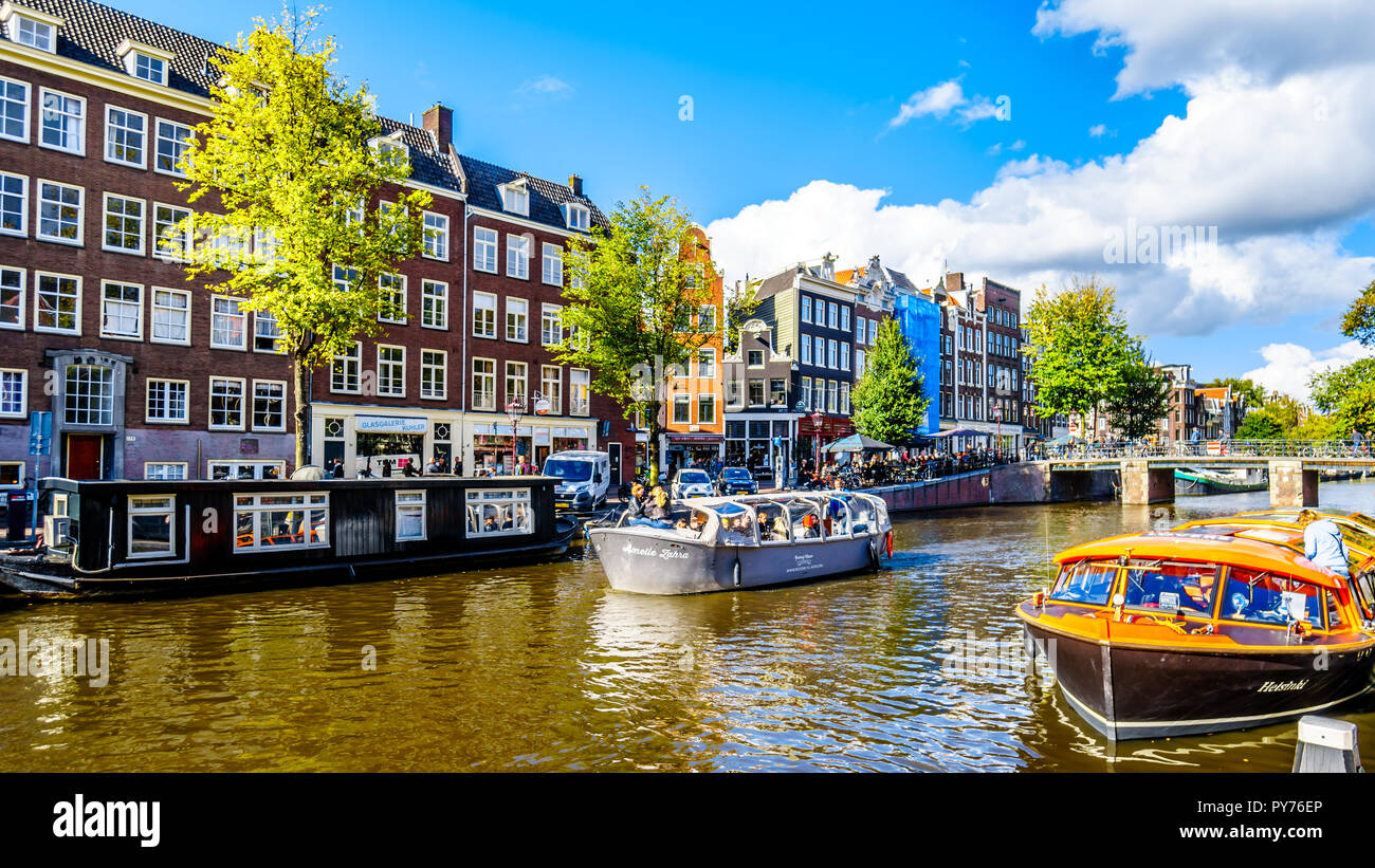 Touristische Kanal Boote Liegeplatz im Anne Frank Haus an der Prinsengracht (Prinz Kanal) im Jordaan Viertel im historischen Zentrum von Amsterdam Stockfoto
