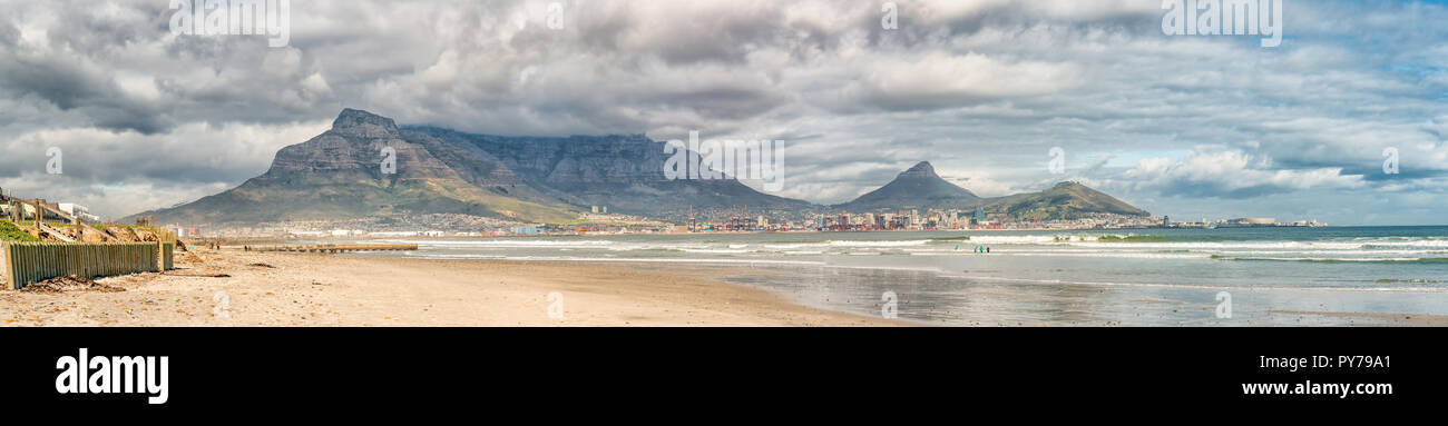 Kapstadt, Südafrika, 14. AUGUST 2018: Panoramablick auf Kapstadt als von Lagoon Strand gesehen. Der Central Business District, Hafen, Devils Peak, Stockfoto