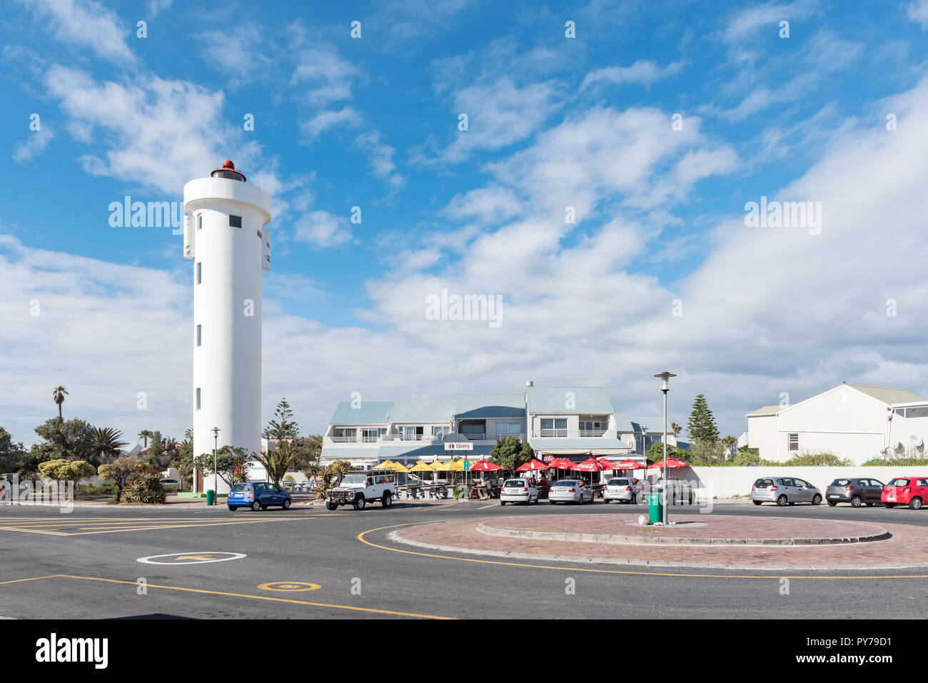 Kapstadt, Südafrika, 14. AUGUST 2018: eine Straßenszene in Milnerton. Der Leuchtturm, ein Restaurant, Menschen und Fahrzeuge sind sichtbar Stockfoto
