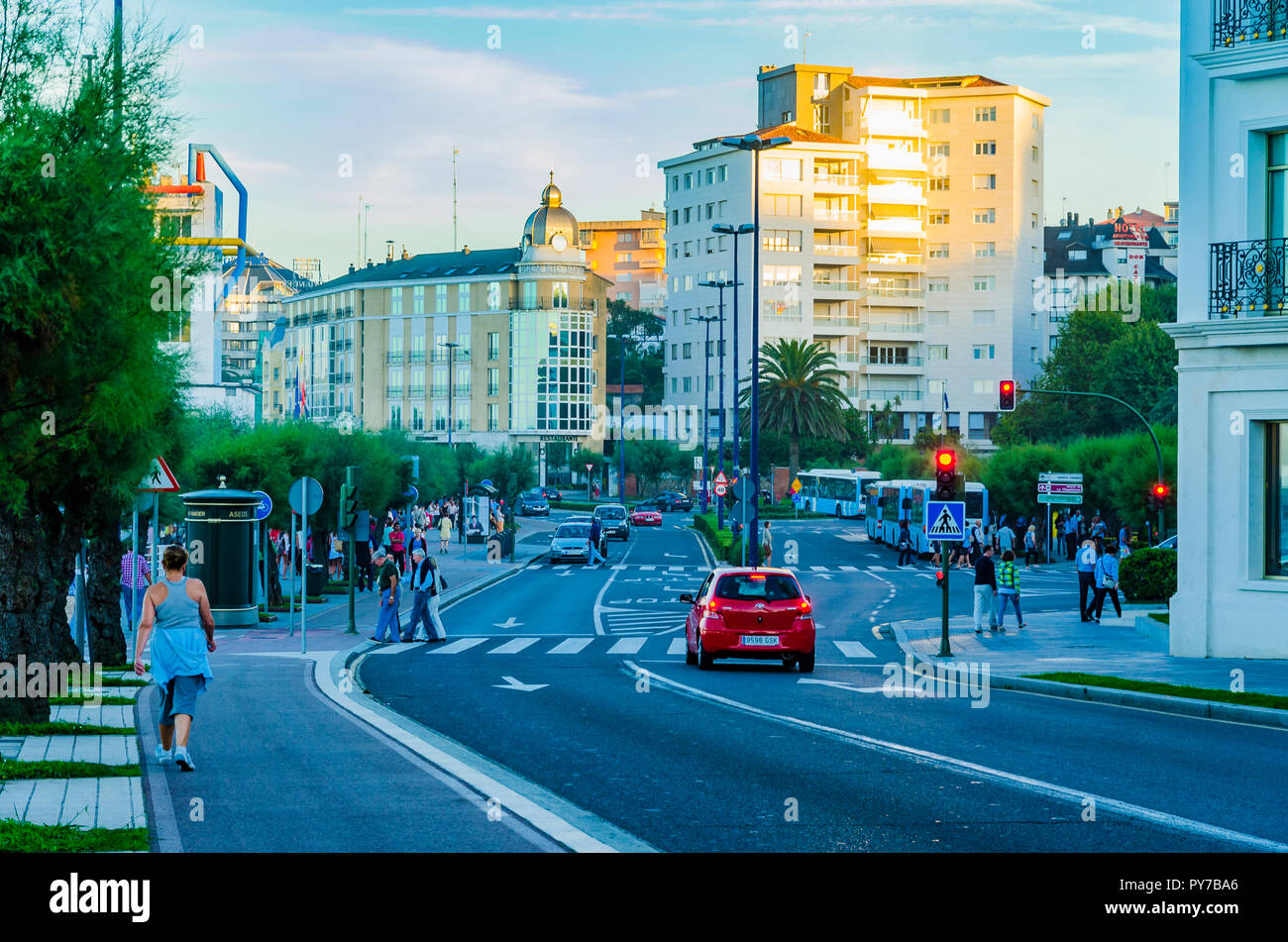 Promenade am Strand El Sardinero. Italien' Square - Plaza De Italia. Santander, Kantabrien, Spanien, Europa Stockfoto