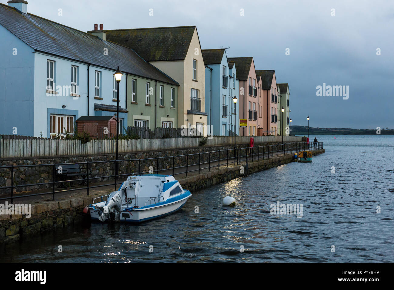 Reihe von bunten Reihenhäuser direkt am Meer mit Boot vertäut. Killyleagh, County Down, Nordirland. Stockfoto