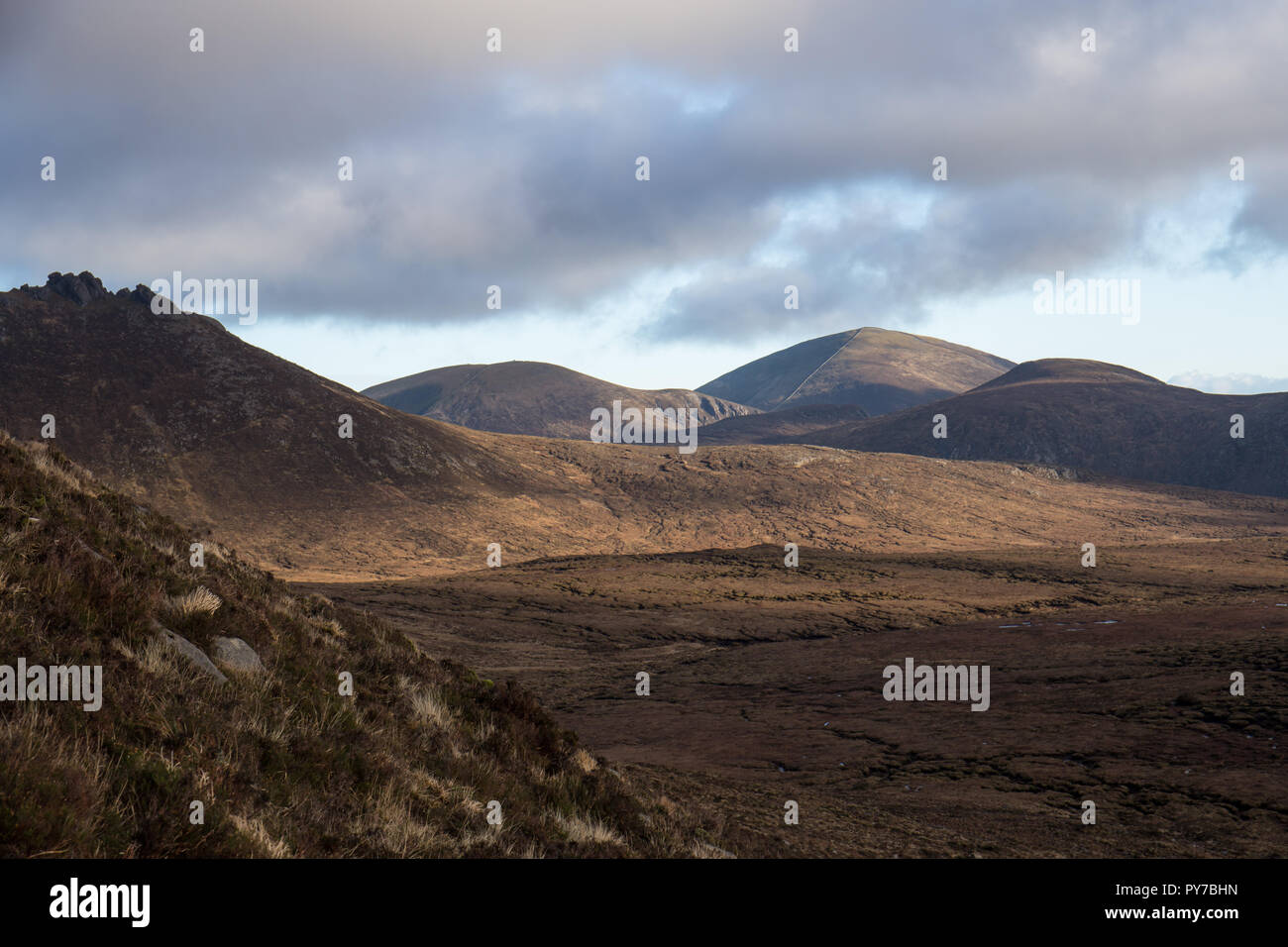 Blick über Torf hags (L-R) Slieve Bearnagh, Slieve Commedagh, Slieve Donard und Slieve Betteln. Mourne Mountains, Nordirland. Stockfoto