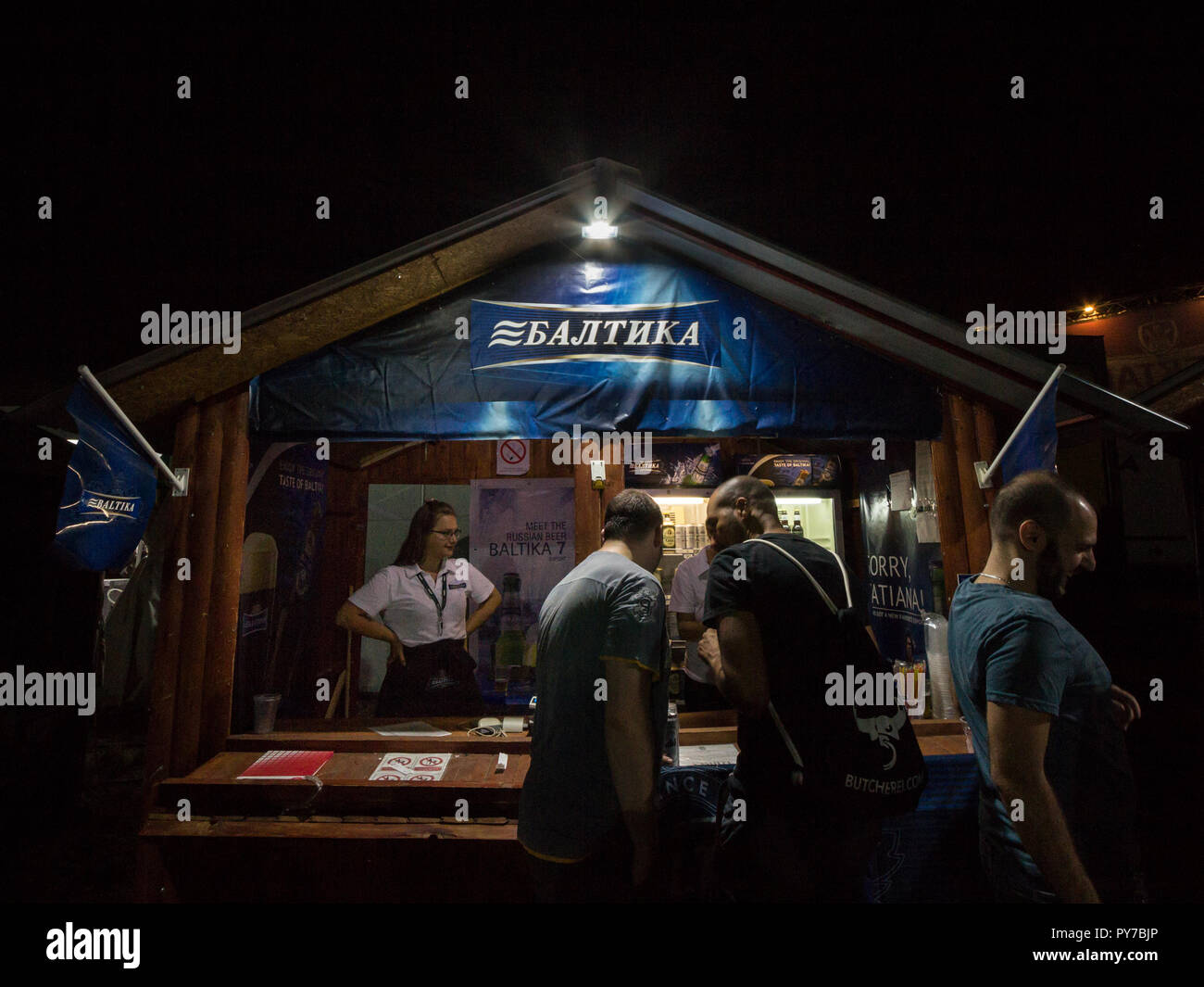 Belgrad, SERBIEN - 18. AUGUST 2018: Baltika Logo auf einem Sommer bar. Baltika ist ein Pils, Export, in Russland gebraut, und eines der Symbole des R Stockfoto