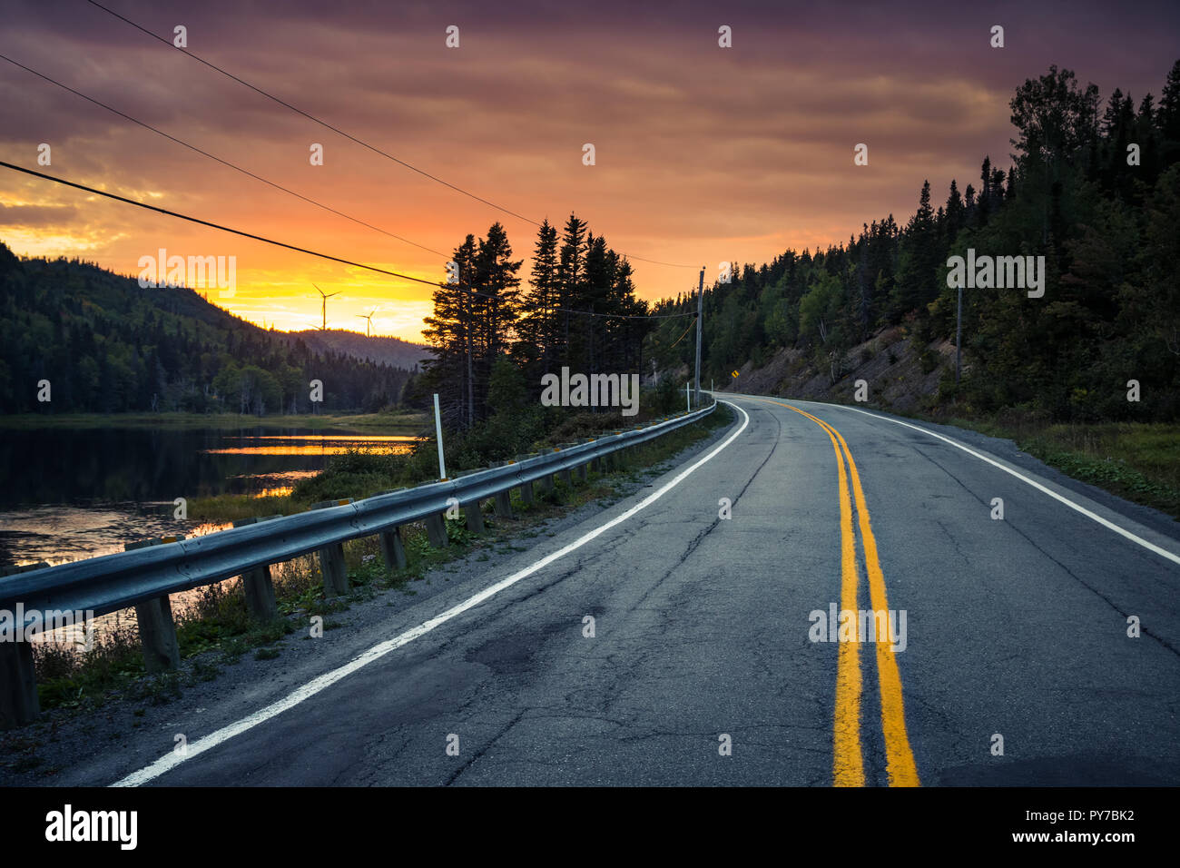 Sonnenuntergang auf der Straße irgendwo, Gaspesie, Quebec, Kanada Stockfoto