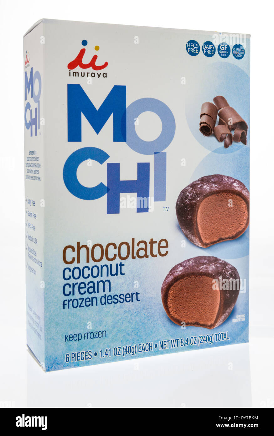Winneconne, WI - 10. Oktober 2018: ein Paket von Imuraya Mo Chi chocolate Coconut cream gefrorene Dessert in einem isolierten Hintergrund Stockfoto