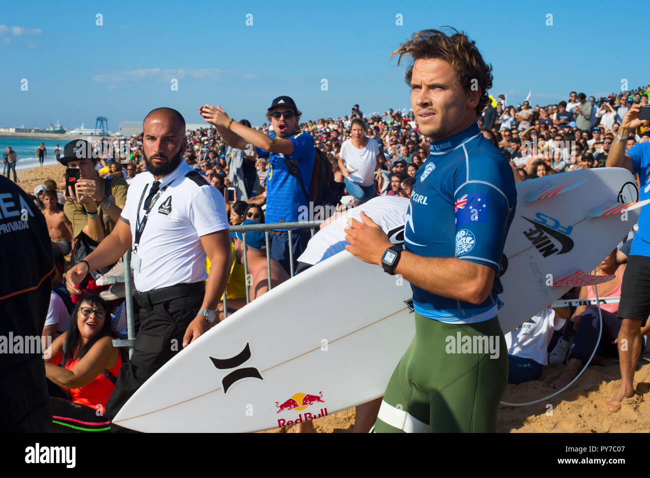 PENICHE, PORTUGAL - Oktober 20, 2018: Julian Wilson zu laufen, um den Ozean unter der Menge von Surf funs während der Welt surfen Liga 2018 MEO Rip Curl Stockfoto