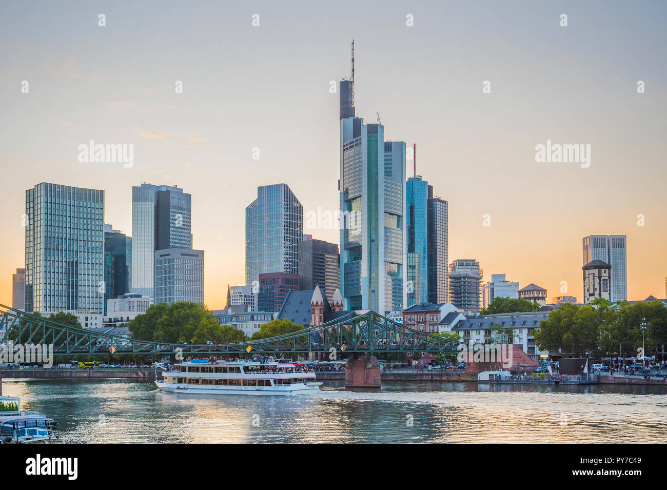 Sonnenuntergang Himmel über Stadt Damm, touristischen Boote und Brücke von Frankfurt am Main Skyline mit moderner Architektur, Deutschland Stockfoto