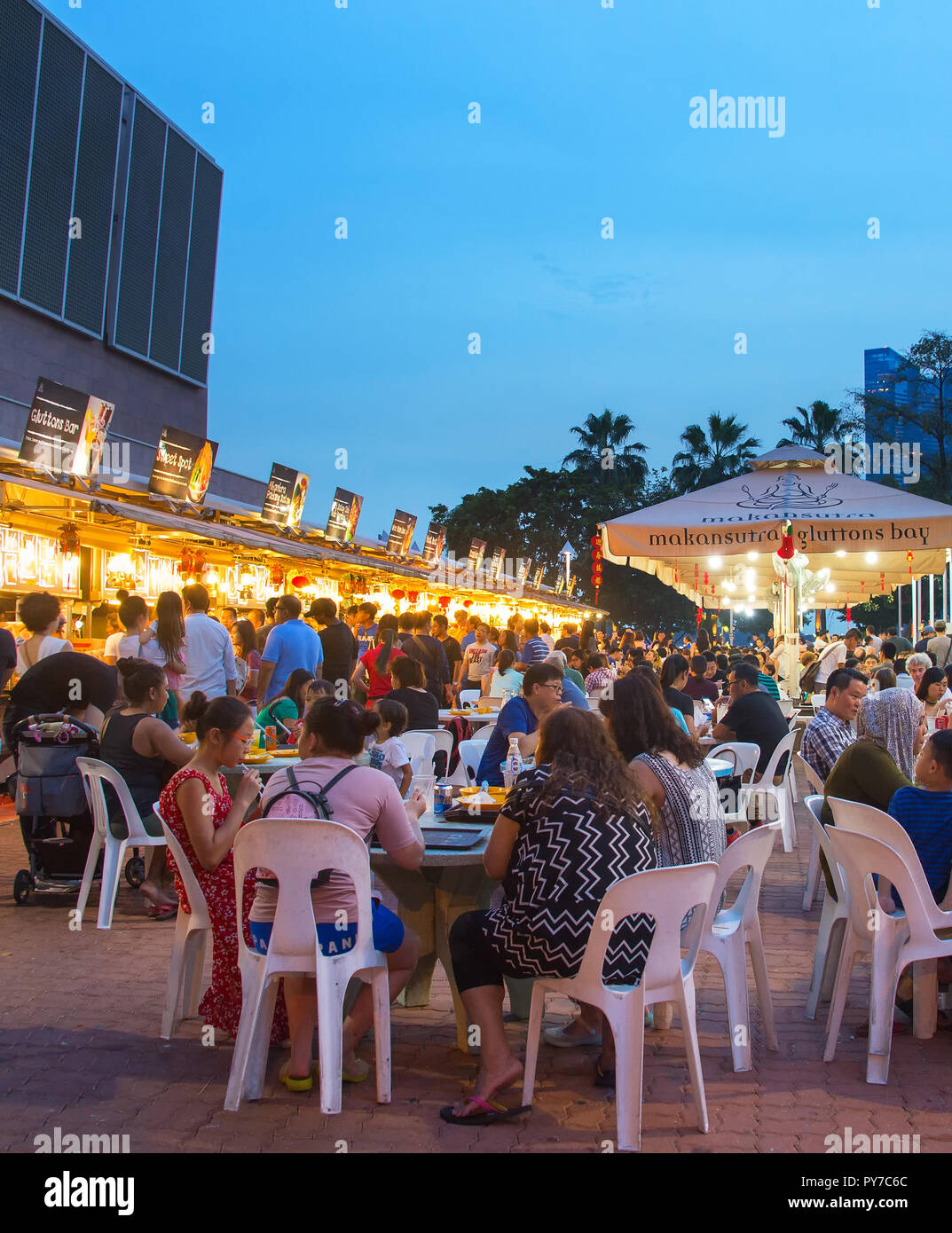 Singapur - Jan 14, 2017: Die Menschen in der beliebten Food Court in Singapur. Preiswertes essen Gerichte sind zahlreich in der Stadt, also die meisten Singapurer speisen Sie a Stockfoto