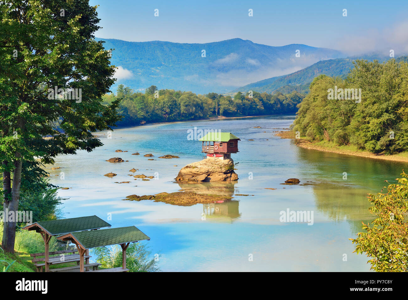 Haus am Fluss Drina, Bajina Basta, Serbien Stockfoto